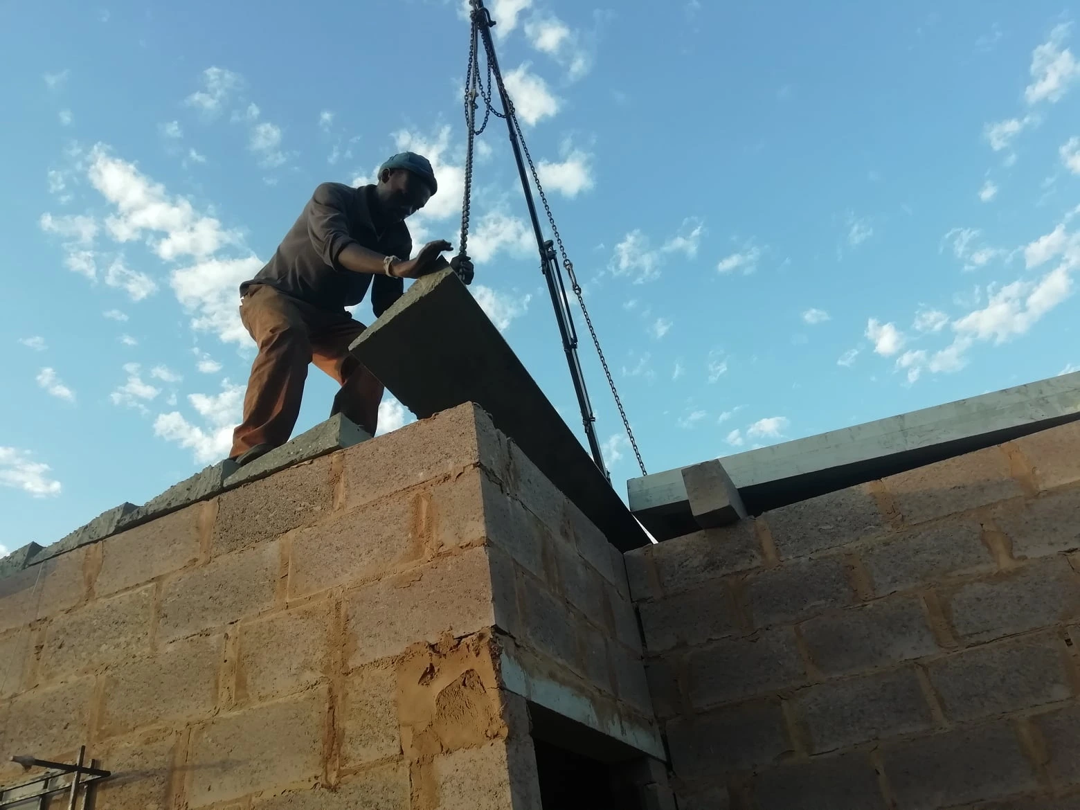 Muhle building worker installing roof