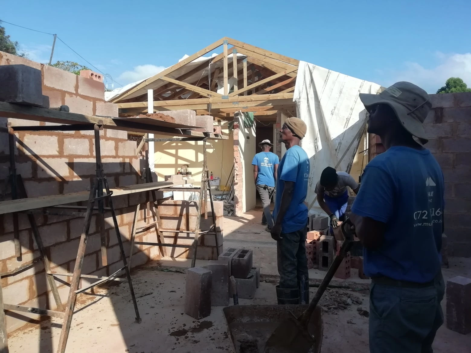 Muhle Building workers working on site